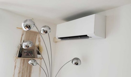 Installation Toshiba Shorai devant une lampe