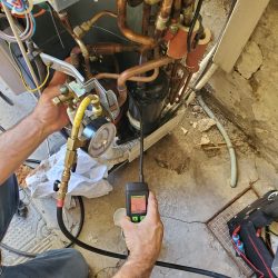 Technicien s'occupant de la maintenance d'un climatiseur