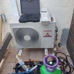 Climatiseur blanc avec appareils d'entretien