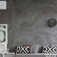 Salon dans les tons gris avec climatiseur au mur