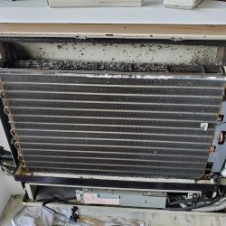 Climatiseur ouvert et mal entretenue