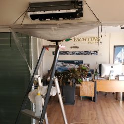 Salon avec climatiseur ouvert prête à être entretenue