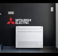 Climatiseur blanc Mitsubishi sur mur noir
