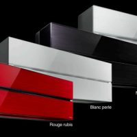 Climatiseurs de différentes couleurs