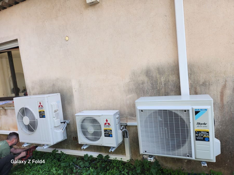 3 Climatiseurs en extérieur sur un mur beige