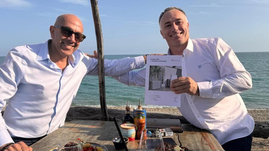 Gérant de l'entreprise avec un associé fêtant un contrat