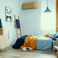 Chambre d'enfant avec un climatiseur en bois