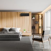 Chambre avec mur en vois et climatiseur noir